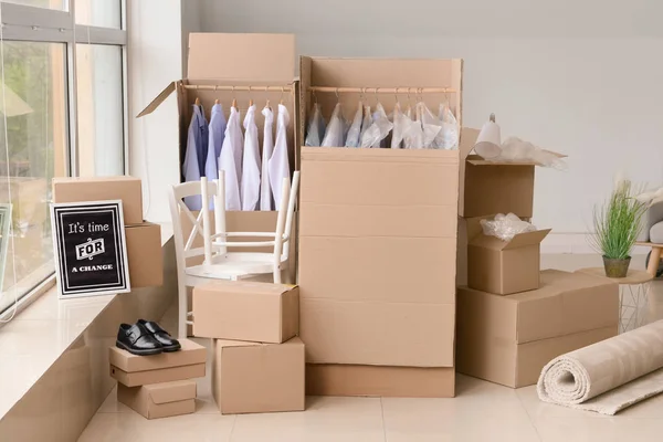 Moving boxes with belongings in room — Stock Photo, Image