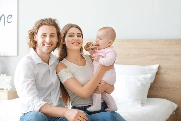 Pais felizes com bebê pequeno bonito em casa — Fotografia de Stock