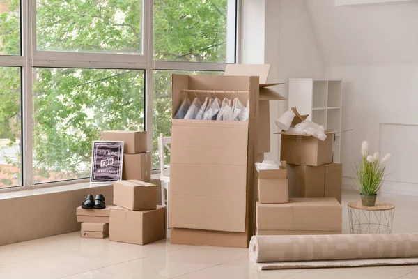 Moving boxes with belongings in room — Stock Photo, Image
