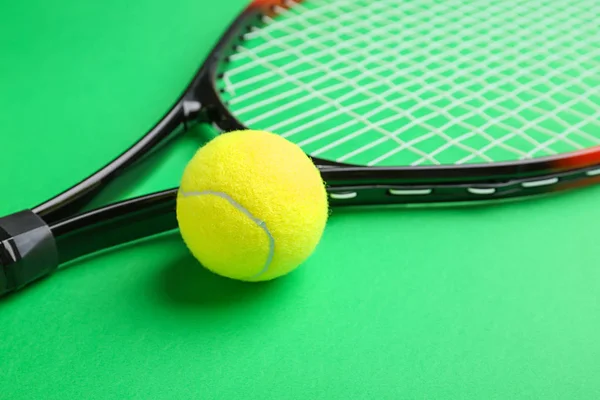 Raqueta de tenis y pelota sobre fondo de color, primer plano — Foto de Stock