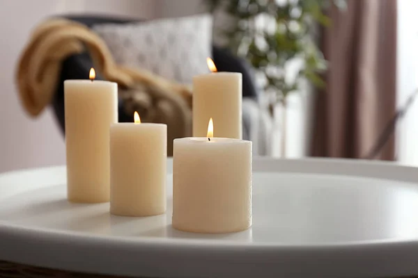 Belas velas acesas na mesa no quarto — Fotografia de Stock