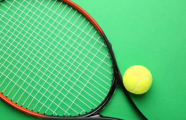 Raqueta de tenis y pelota sobre fondo de color — Foto de Stock