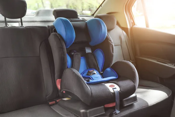 Bilbarnstol för barn i bil — Stockfoto