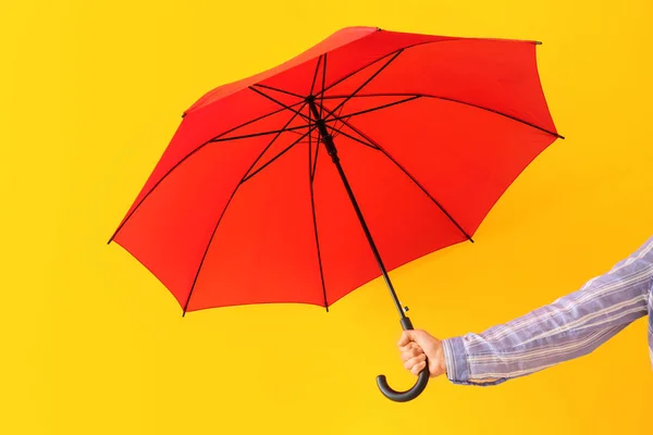 Mão feminina com guarda-chuva elegante em fundo de cor — Fotografia de Stock