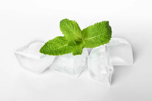 Cubos de gelo e folhas de hortelã no fundo branco — Fotografia de Stock