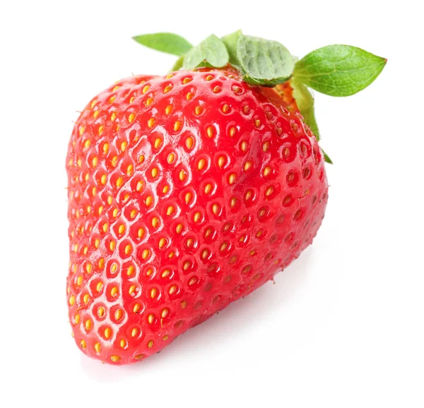 Reife rote Erdbeere auf weißem Hintergrund — Stockfoto