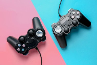 Renkli arka planda modern oyun pedleri