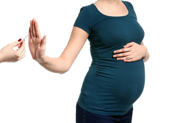 白い背景にタバコを拒否する妊娠中の女性 — ストック写真