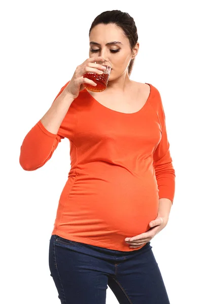 Gravid kvinna dricker alkohol på vit bakgrund — Stockfoto