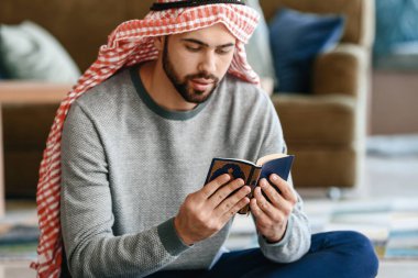 Genç Müslüman adam kapalı dua