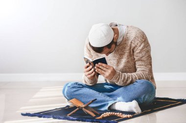 Genç Müslüman adam kapalı dua