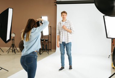 Stüdyo modeliyle çalışan profesyonel fotoğrafçı