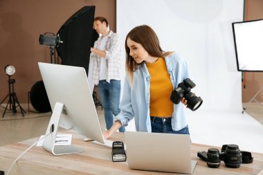 Modern stüdyoda profesyonel fotoğrafçı