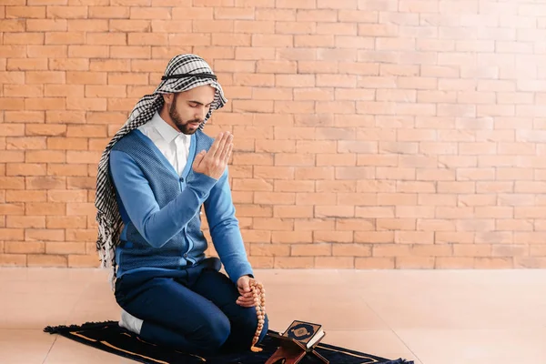 실내에서 기도하는 젊은 무슬림 남자 — 스톡 사진