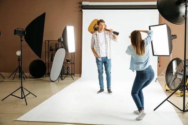 Professional photographer working with model in studio — Stock Photo, Image
