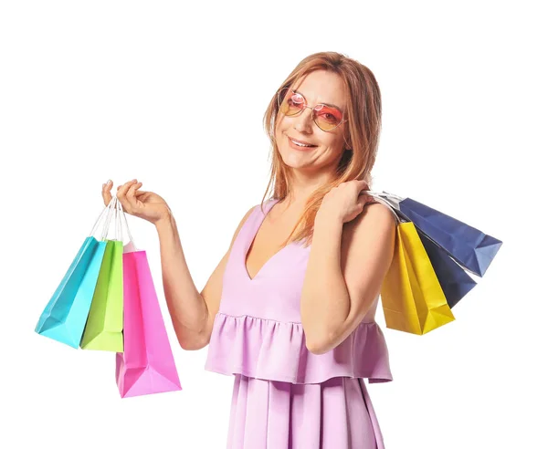 Érett nő bevásárlótáskákkal, fehér háttérrel — Stock Fotó