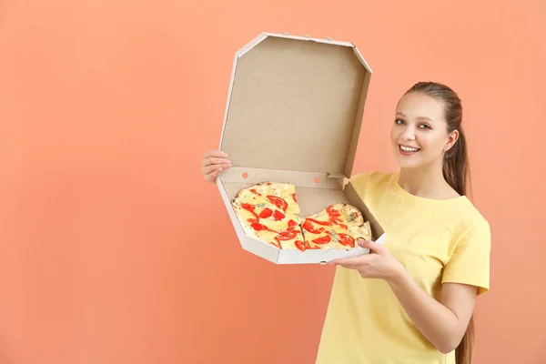 Piękna kobieta ze smaczną pizzą na tle koloru — Zdjęcie stockowe