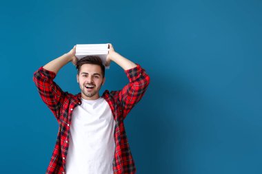 Renk arka plan kitapları ile yakışıklı genç