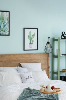 Oda nın iç yatakta lezzetli kahvaltı ile Tepsi