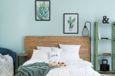 Oda nın iç yatakta lezzetli kahvaltı ile Tepsi