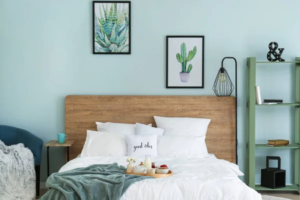 Oda nın iç yatakta lezzetli kahvaltı ile Tepsi