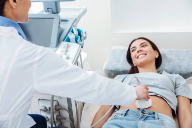 Klinikte ultrason taraması yaptıran kadın.