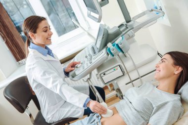 Klinikte ultrason taraması yaptıran kadın.
