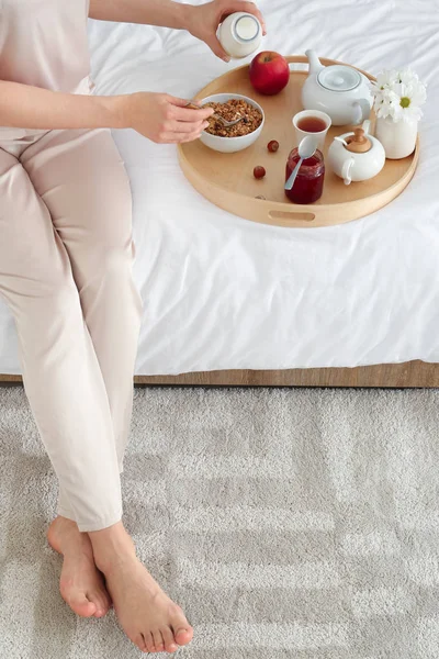 Woman having tasty breakfast on bed — Stock Photo, Image