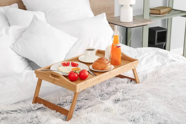 Stół ze smacznym śniadaniem na łóżku — Zdjęcie stockowe