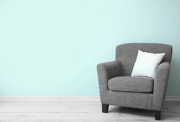 Fauteuil in de buurt van kleur muur in kamer — Stockfoto