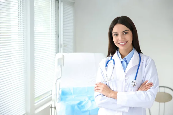 Schöne Gynäkologin in der Klinik — Stockfoto