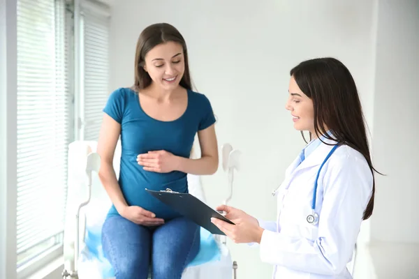 Gynécologue féminine travaillant avec une femme enceinte en clinique — Photo