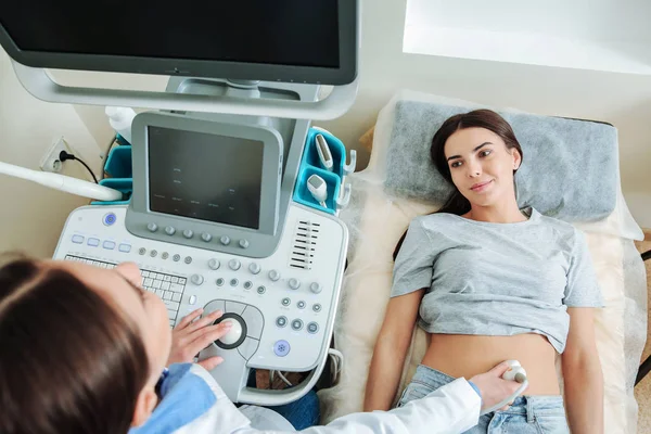 Mulher submetida à ultrassonografia na clínica — Fotografia de Stock