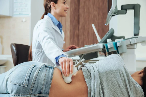 Frau unterzieht sich Ultraschalluntersuchung in Klinik — Stockfoto