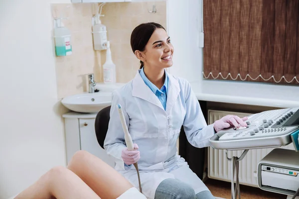 Female doctor conducting ultrasound examination of woman in clinic — Stock Photo, Image