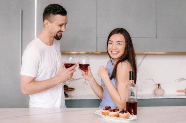 Evde şarap içme mutlu genç Çift
