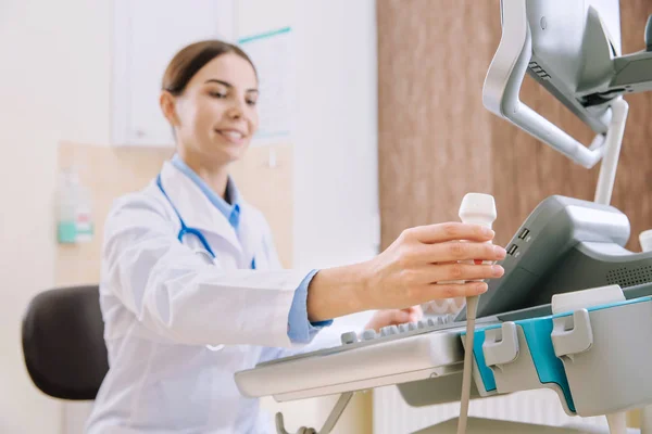 Ultrasonógrafo femenino trabajando en clínica moderna —  Fotos de Stock