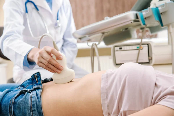 Mulher submetida à ultrassonografia na clínica — Fotografia de Stock