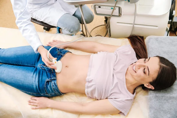 Woman undergoing ultrasound scan in clinic — Stock Photo, Image