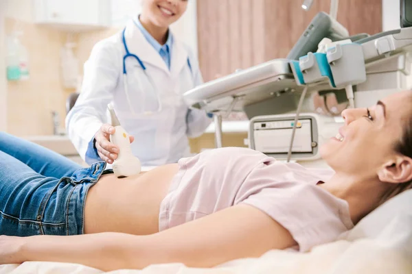 Woman undergoing ultrasound scan in clinic — 스톡 사진