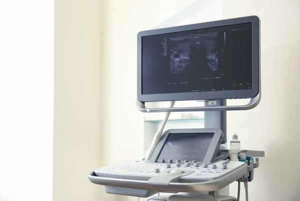 Equipo de ultrasonido moderno en la clínica —  Fotos de Stock