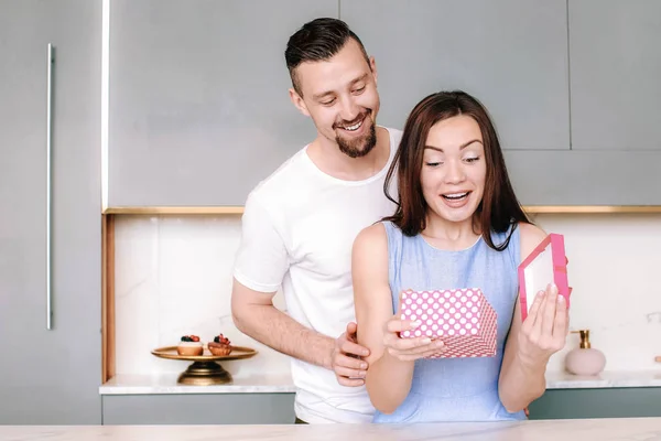 Young man greeting his girlfriend at home — Stock Photo, Image