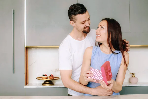 Jeune homme saluant sa copine à la maison — Photo