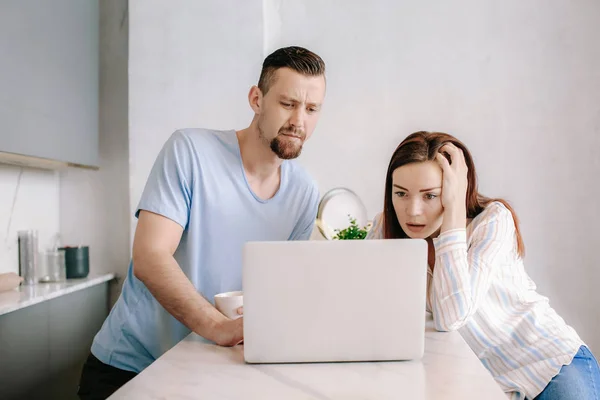 Emotional couple watching movie at home — Stock Photo, Image