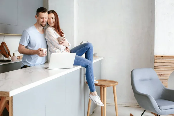 Happy couple watching movie at home — Stock Photo, Image