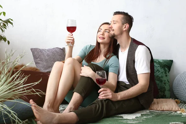 Feliz casal beber vinho em casa — Fotografia de Stock