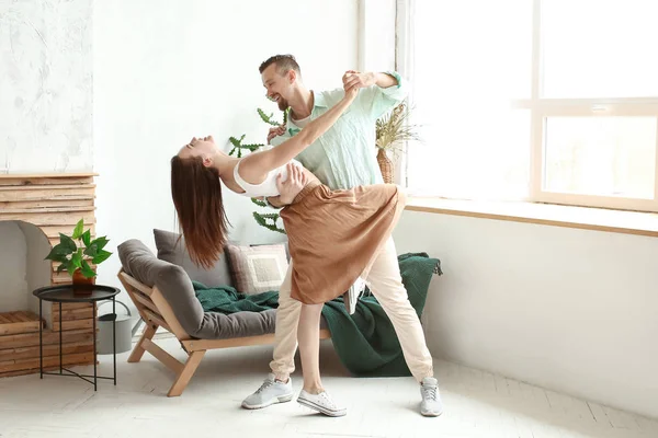 Танцующая молодая пара дома — стоковое фото