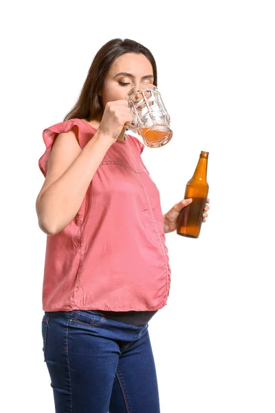 Mulher grávida bebendo cerveja no fundo branco — Fotografia de Stock