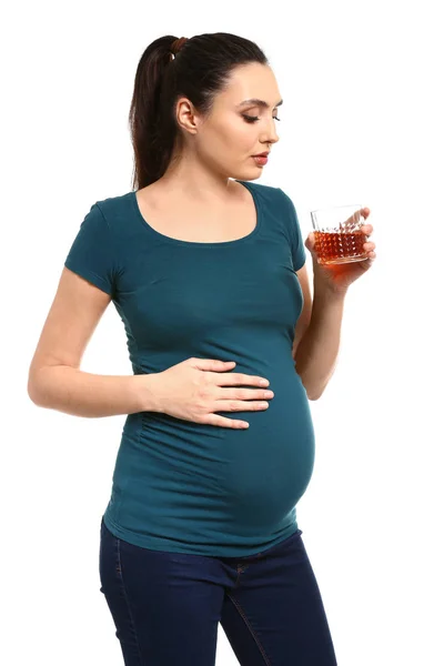 Mulher grávida com copo de álcool no fundo branco — Fotografia de Stock