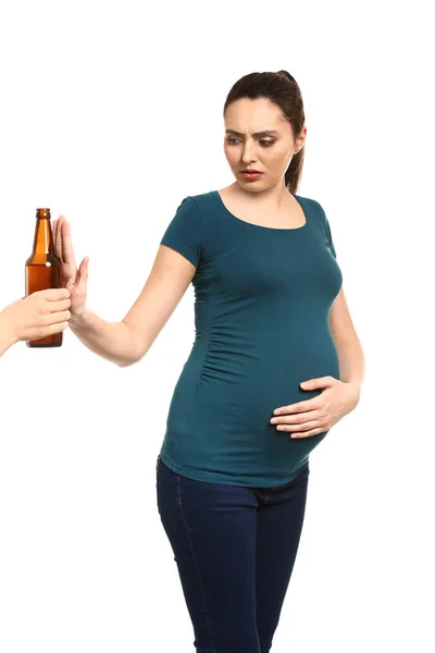 Hamile kadın beyaz arka planda bira şişesi reddeden — Stok fotoğraf